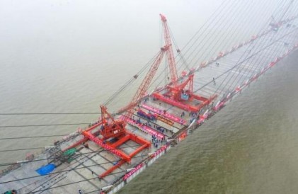 湖北赤壁长江公路大桥成功合龙，跻身“世界之最”桥梁行列
