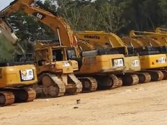 挖掘机车队要在新的道路施工现场重新工作