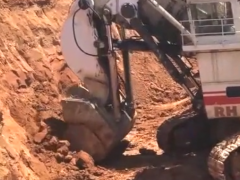 大型挖掘机施工现场，几铲斗就能装满工程车