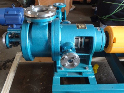 高粘度泵又称内啮合齿轮油泵,该泵可以用作输送非固化防水材料泵