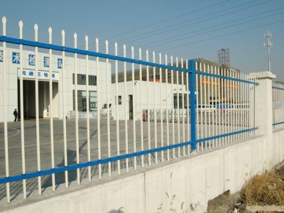 小区围栏工厂围栏厂区护栏小区护栏锌钢围栏防水垫图1