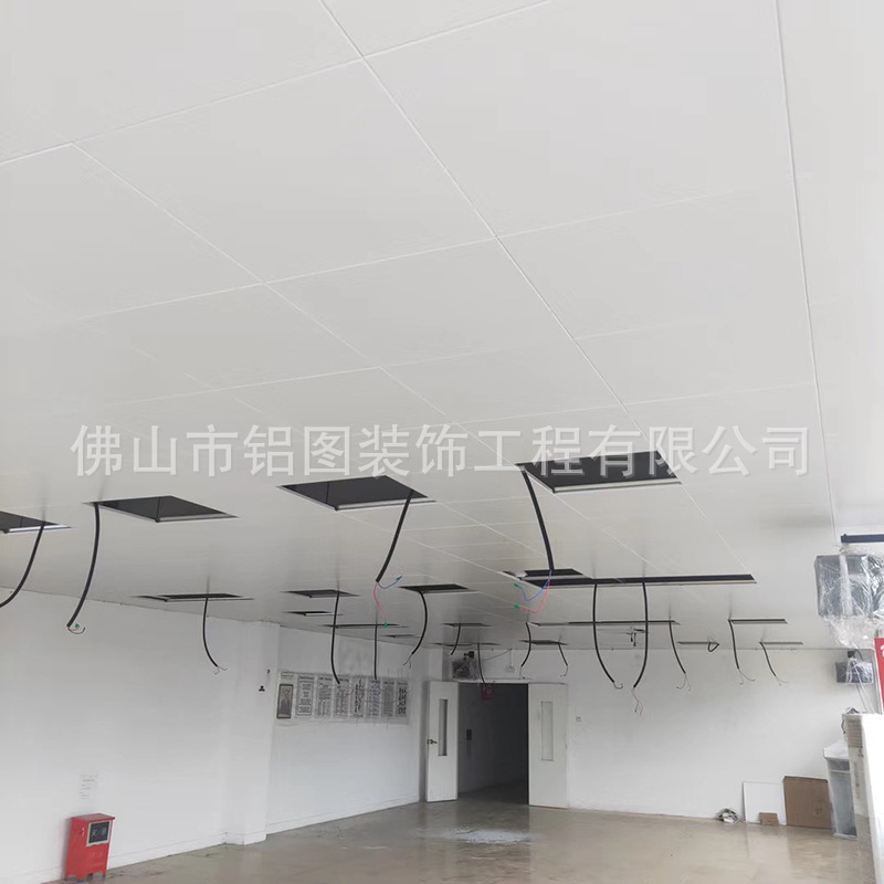 广东厂家直供0.8厚足厚铝扣板天花 铝扣板60*60工程天花吊顶材料