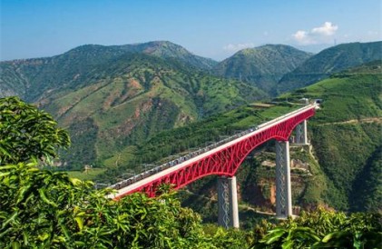 中老铁路：货运量同比增长4倍 累计发送货物1300万吨