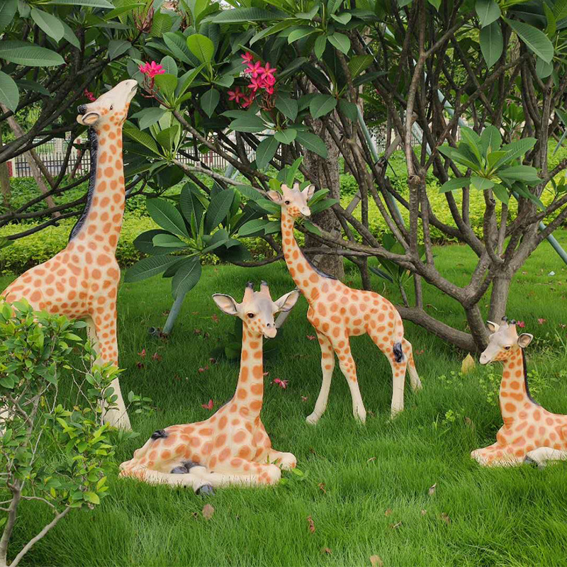 仿真长颈鹿雕塑模型大型园林广场景观动物草地小区树脂工艺品摆件