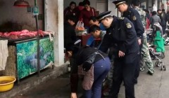 城管“出招” 破解学校门口拥堵难题