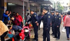 城管“出招” 破解学校门口拥堵难题