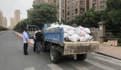 渣土遗撒污道路 城管执法来查处
