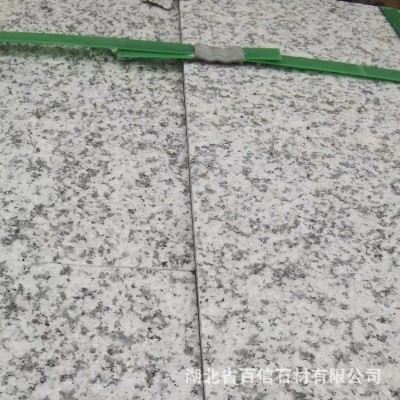 花岗岩芝麻白火烧板 芝麻灰荔枝面 地铺工程版道路地砖路沿石图2
