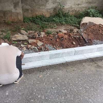 厂家直供花岗岩侧石芝麻白路牙石芝麻灰路沿石广场马路街道路缘石图4