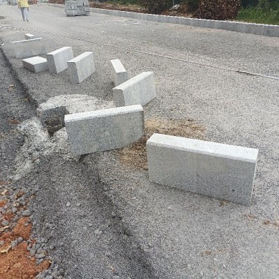 厂家直供花岗岩侧石芝麻白路牙石芝麻灰路沿石广场马路街道路缘石图3