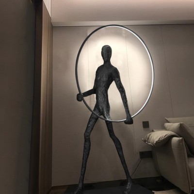 现代人像艺术雕像抱球落地灯家居展厅橱窗艺术品大型人物摆件灯具图4